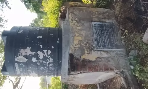 சேதமடைந்த குடிநீர் தொட்டி சேதமடைந்த குடிநீர் தொட்டி