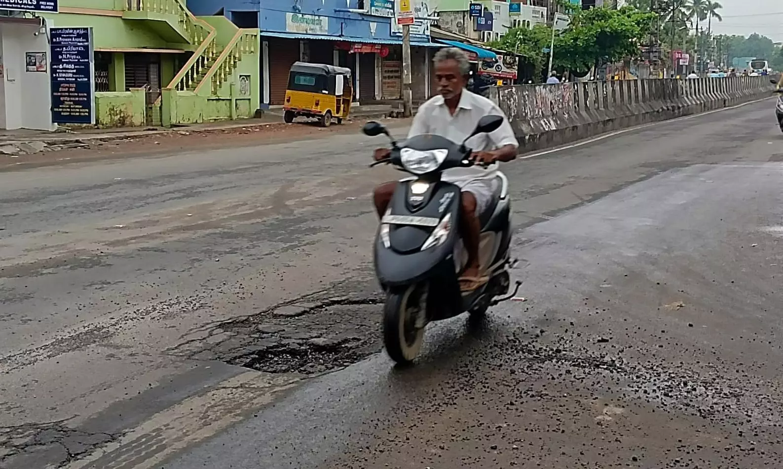 வாகன ஓட்டிகளை அச்சுறுத்தும் சாலை