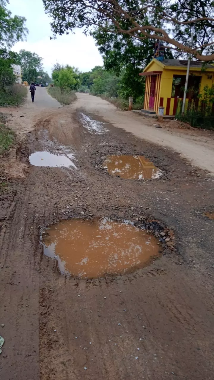 சேறும் சகதியுமான சாலை