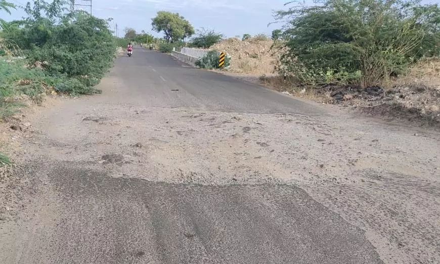 குண்டும் குழியுமான சாலை