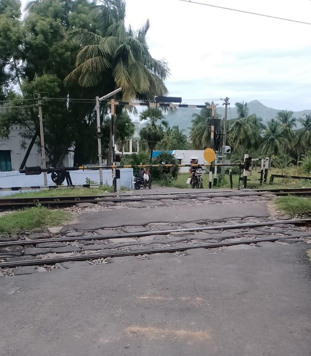 ரெயில் பாதைகளையொட்டி பள்ளம் ரெயில் பாதைகளையொட்டி பள்ளம்