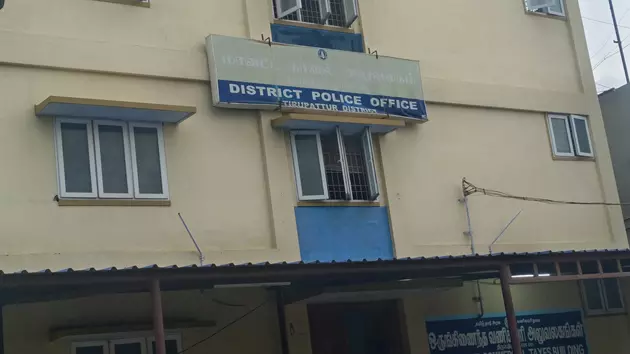 பெயர் பலகையை அப்புறப்படுத்த வேண்டும் பெயர் பலகையை அப்புறப்படுத்த வேண்டும்