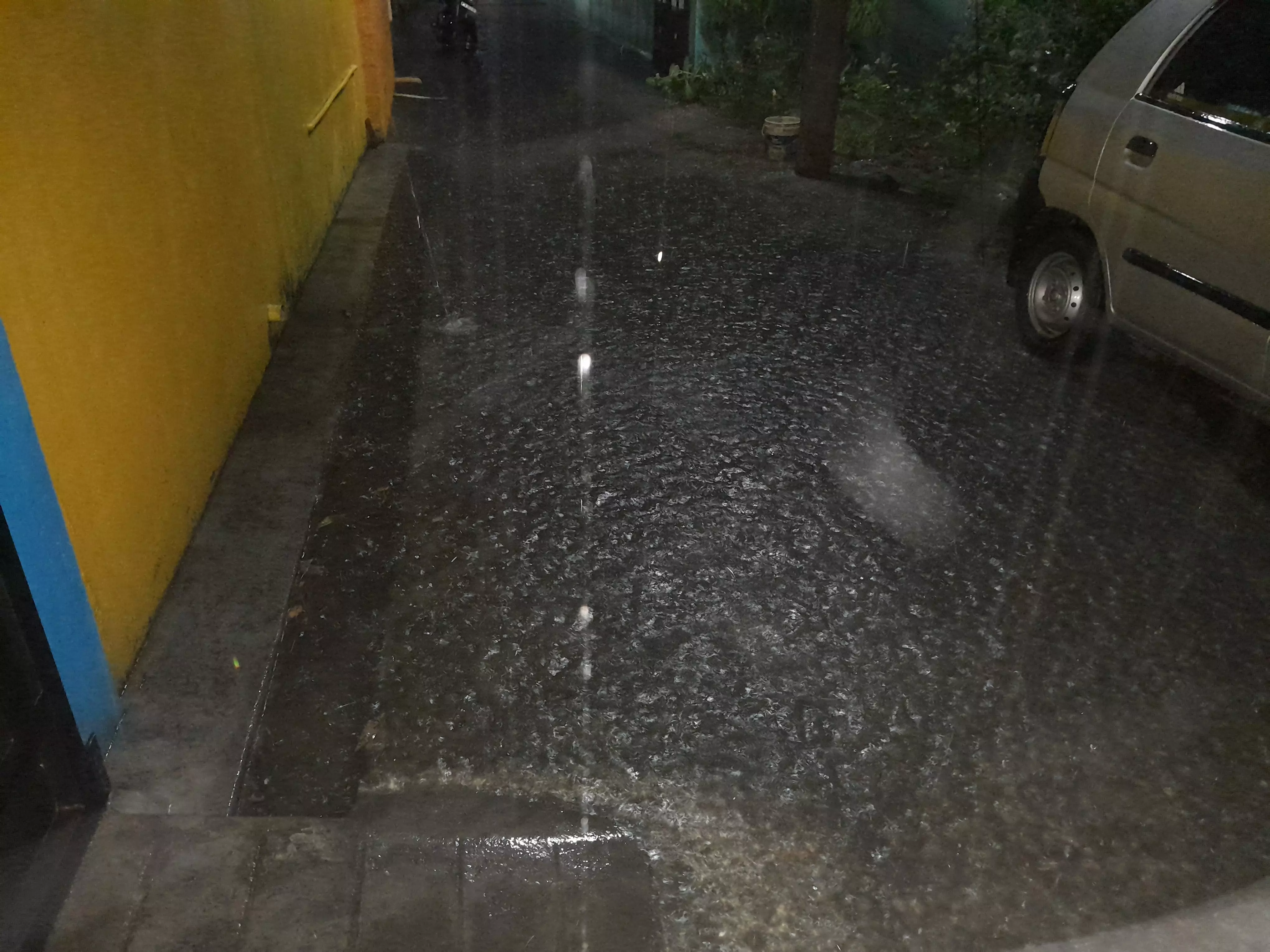 கழிவுநீர் கால்வாயில் அடைப்பு கழிவுநீர் கால்வாயில் அடைப்பு