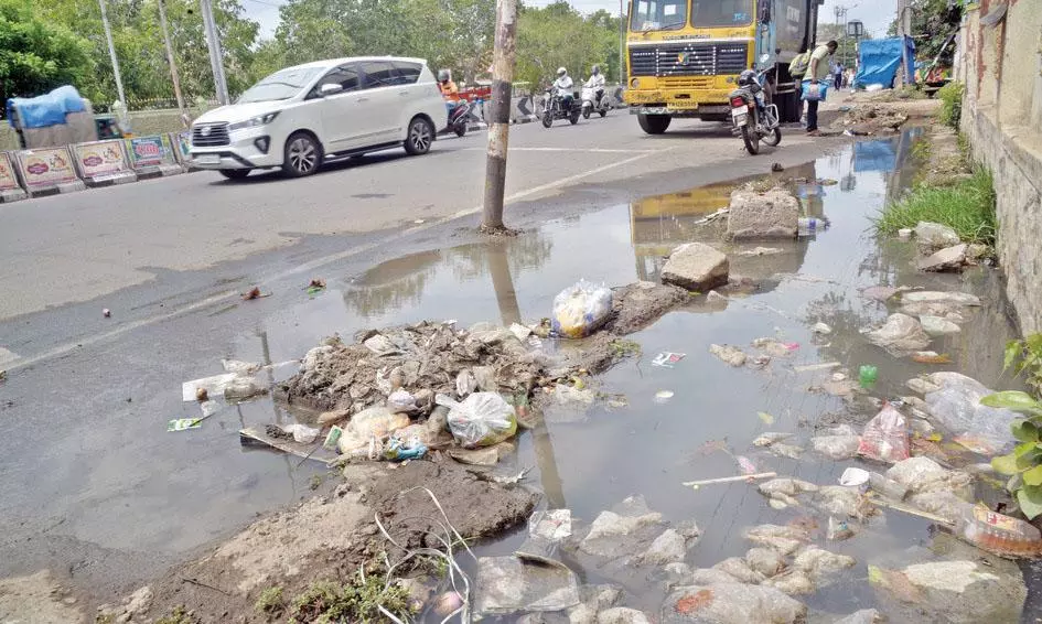 ரோட்டில் பாய்ந்தோடும் கழிவு நீர்