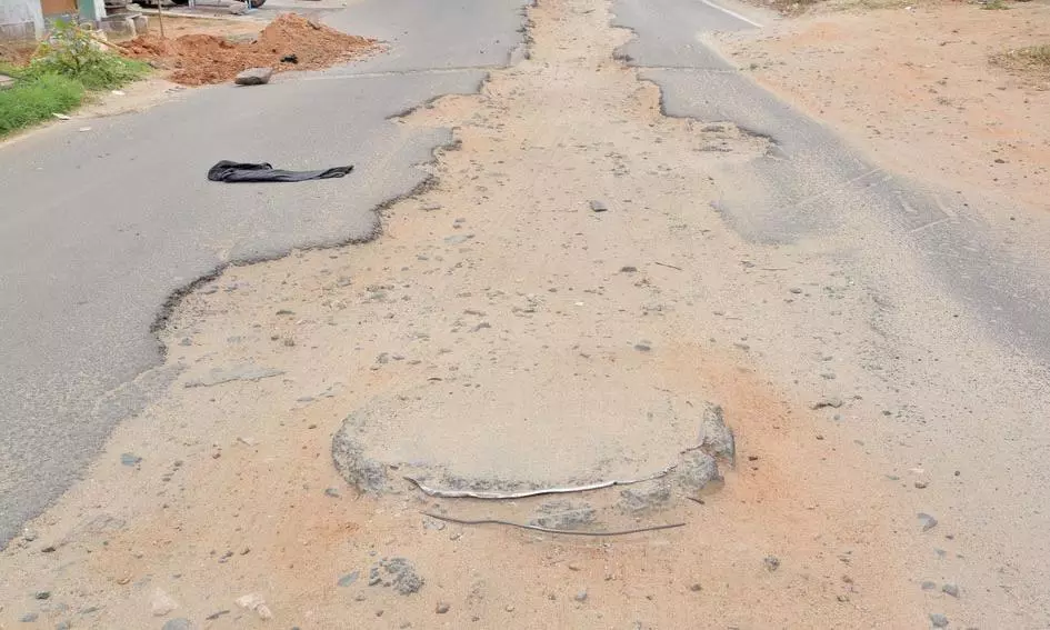 சேதமான சாலை