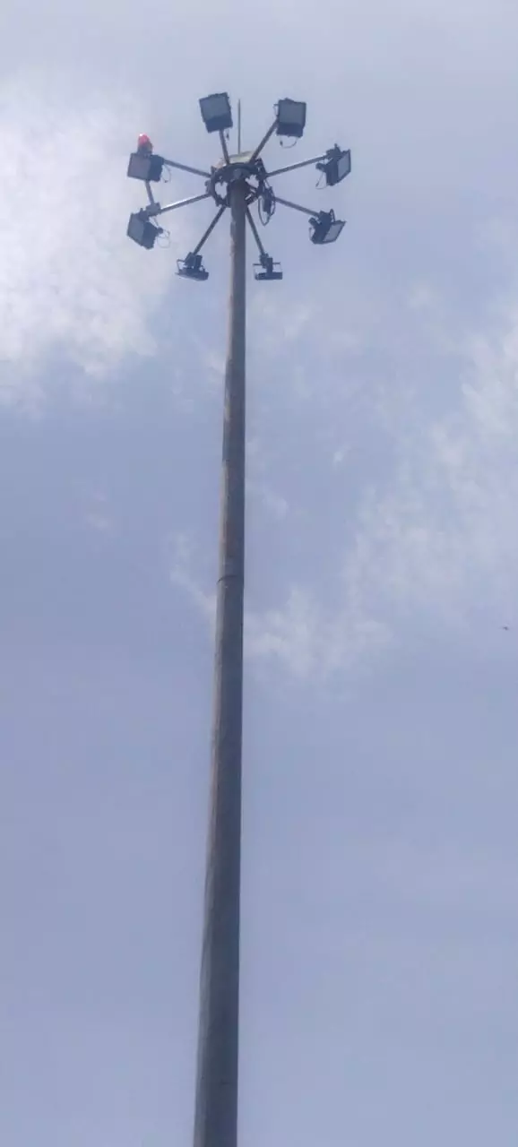 ஒளிராத உயர்கோபுர மின்விளக்கு