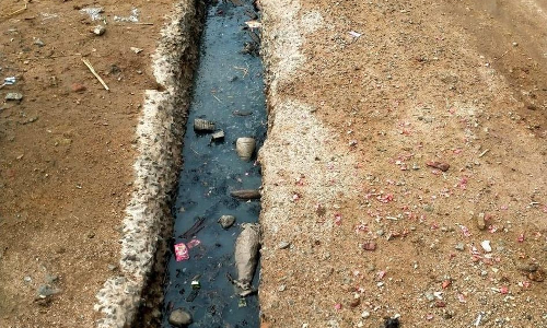 சாக்கடை கால்வாயை தூர்வார வேண்டும்