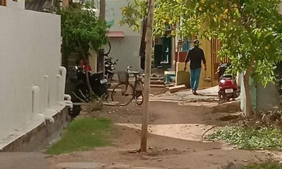 தெருவின் நடுவே மின்கம்பம்