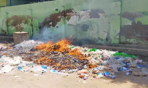 குப்பைகளை எரிக்கும் அவலம்