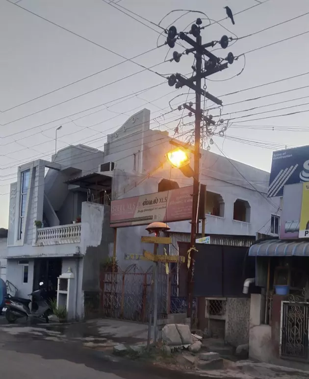 பகலில் எரியும் மின்விளக்கு