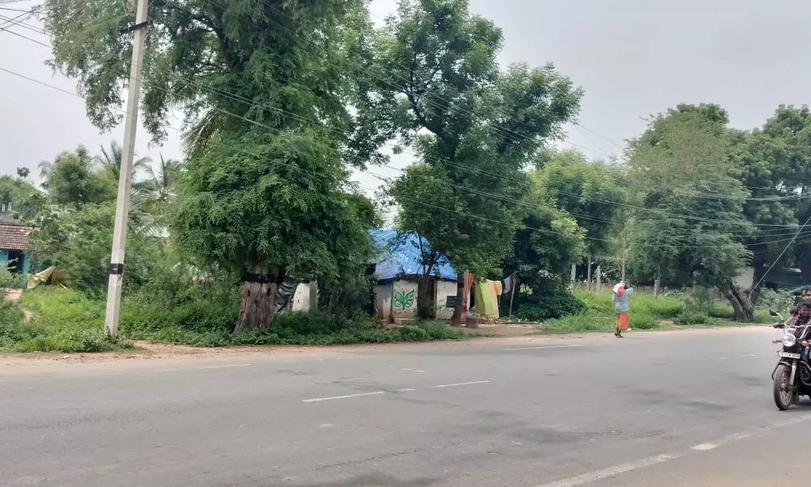 கைக்கு எட்டும் தூரத்தில் மின்கம்பிகள் கைக்கு எட்டும் தூரத்தில் மின்கம்பிகள்