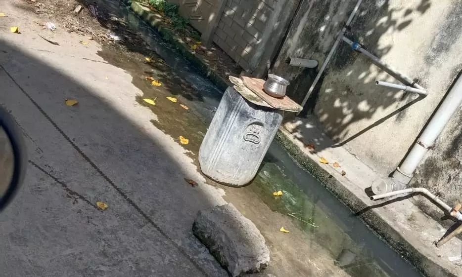 தெருவில் வழிந்தோடும் கழிவுநீர்