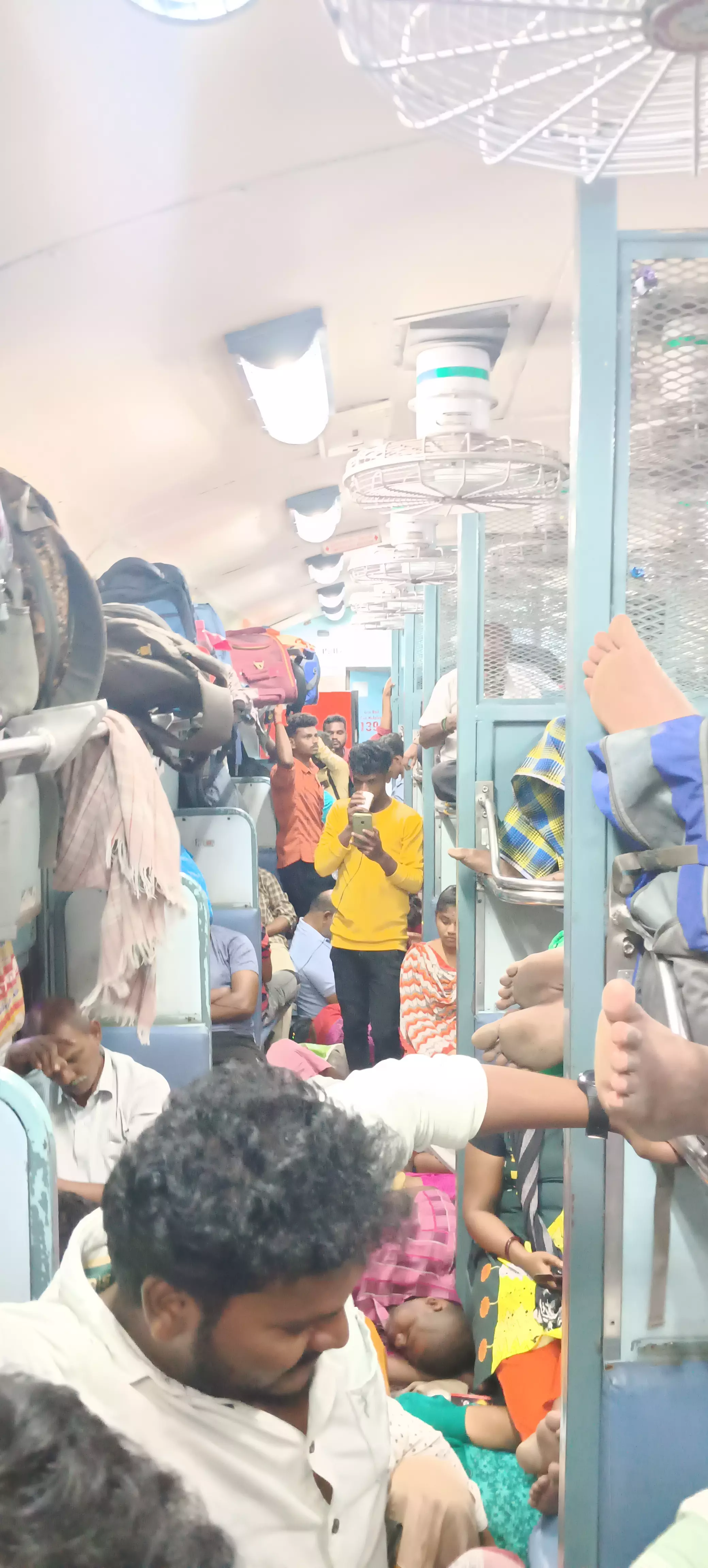 இருக்கை இன்றி தவிக்கும் ரெயில் பயணிகள் இருக்கை இன்றி தவிக்கும் ரெயில் பயணிகள்