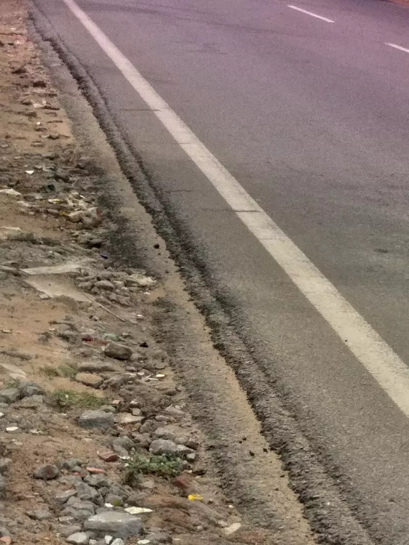 சாலையோரத்தில் பள்ளம்