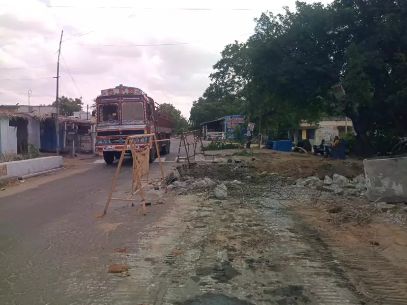 சாலையின் குறுக்கே தோண்டப்பட்ட பள்ளம் சாலையின் குறுக்கே தோண்டப்பட்ட பள்ளம்