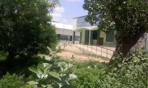 பள்ளிக்கு சுற்றுச்சுவர் வேண்டும் பள்ளிக்கு சுற்றுச்சுவர் வேண்டும்