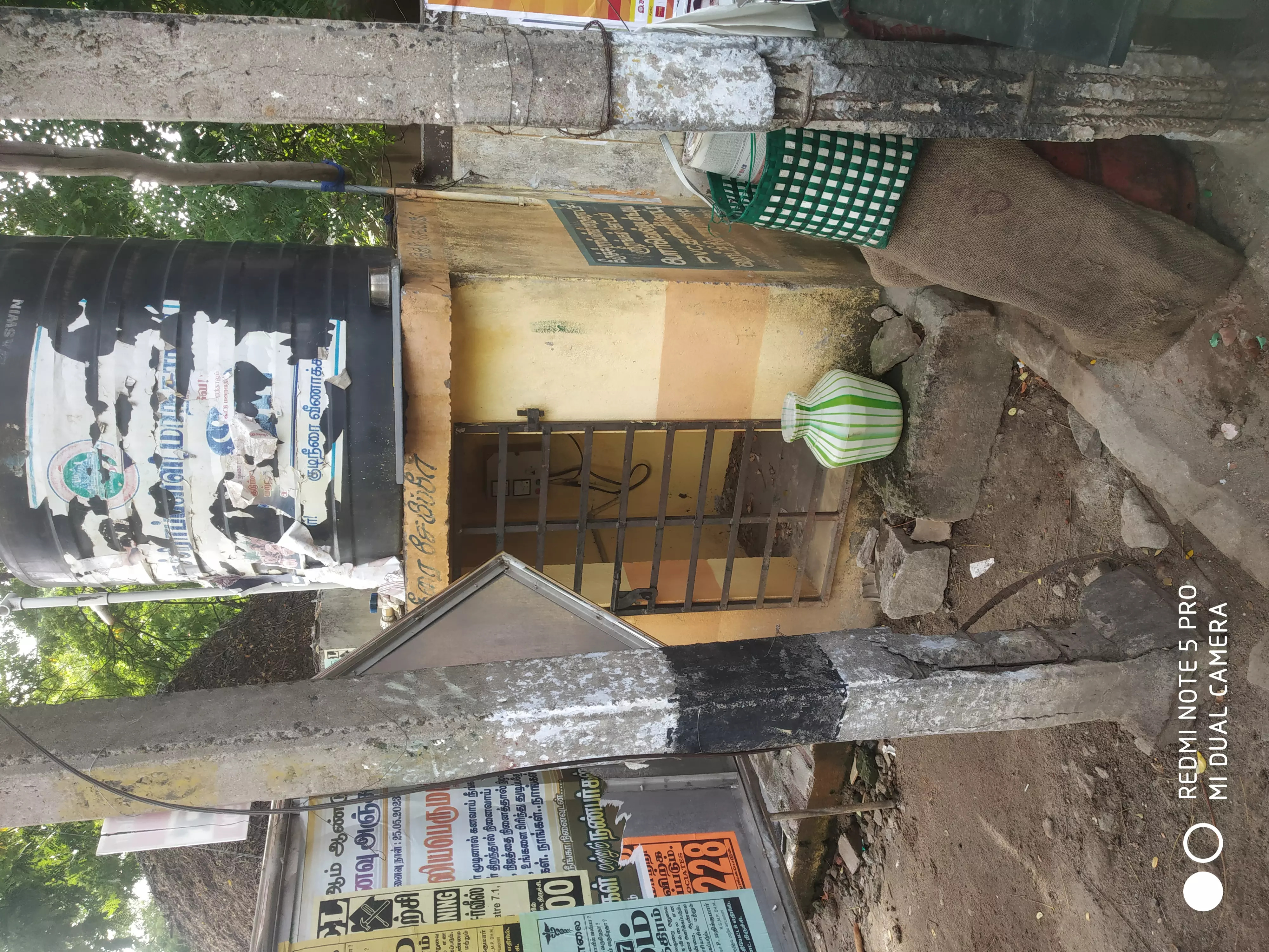 சிதிலமடைந்த மின் கம்பங்கள்