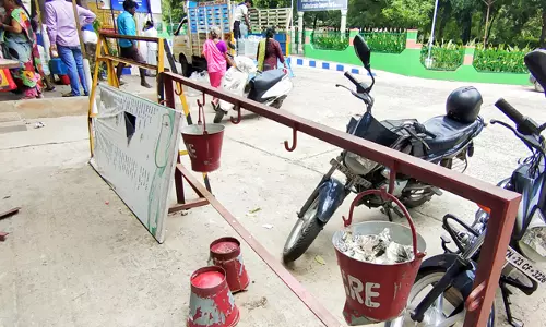 கவிழ்த்து வைக்கப்பட்டுள்ள தீயணைப்பு வாளிகள்