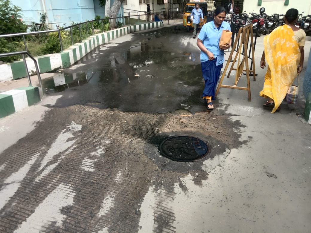 நடைபாதையில் கழிவுநீர்