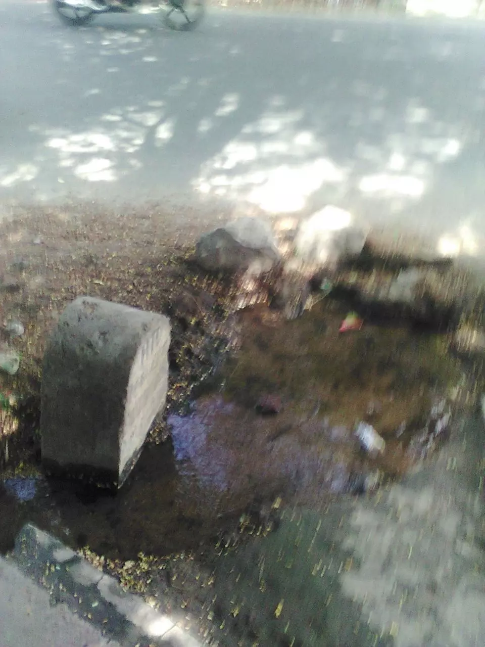 குழாய் உடைப்பால் வீணாகும் குடிநீர் குழாய் உடைப்பால் வீணாகும் குடிநீர்