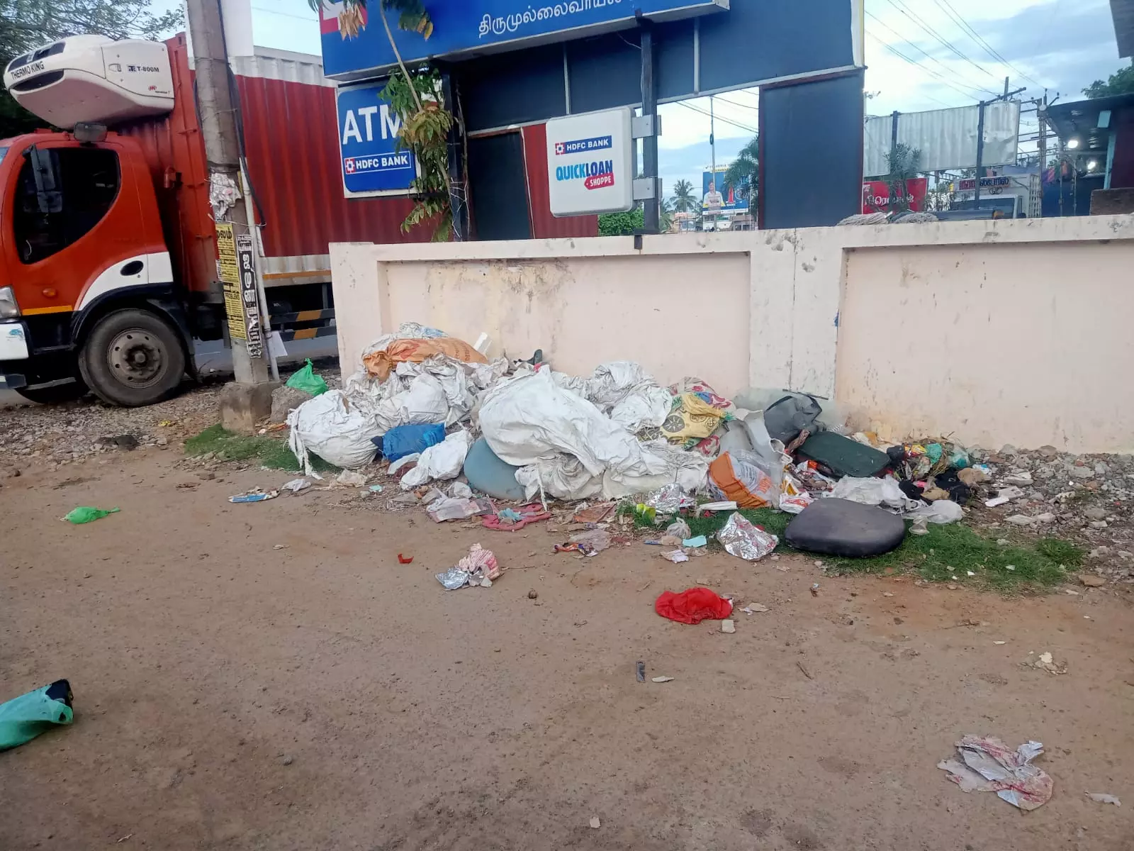 குப்பைகளால் துர்நாற்றம் குப்பைகளால் துர்நாற்றம்