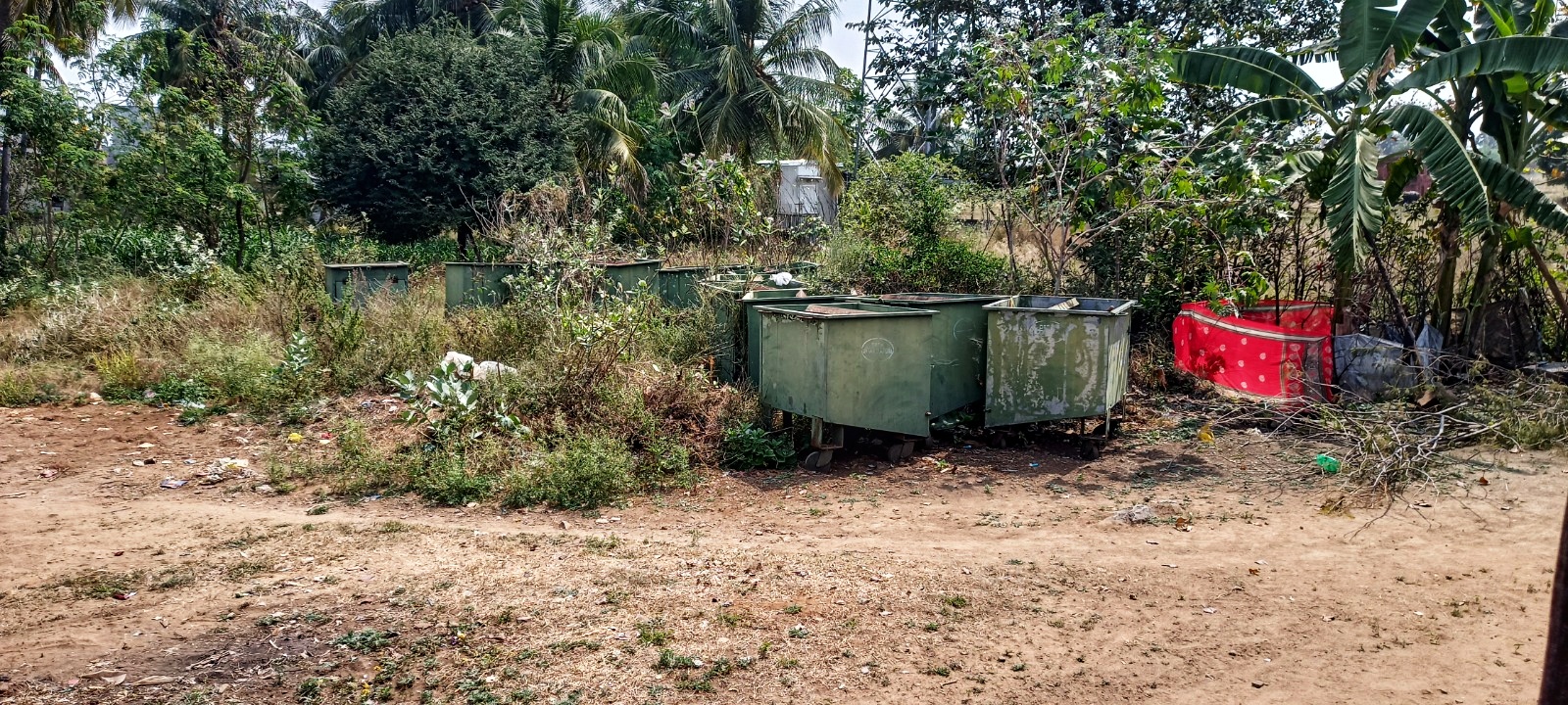 குப்பையில் வீசப்பட்ட குப்பை தொட்டிகள்