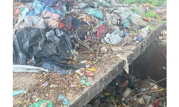 சாக்கடை கால்வாயில் கழிவுகள்