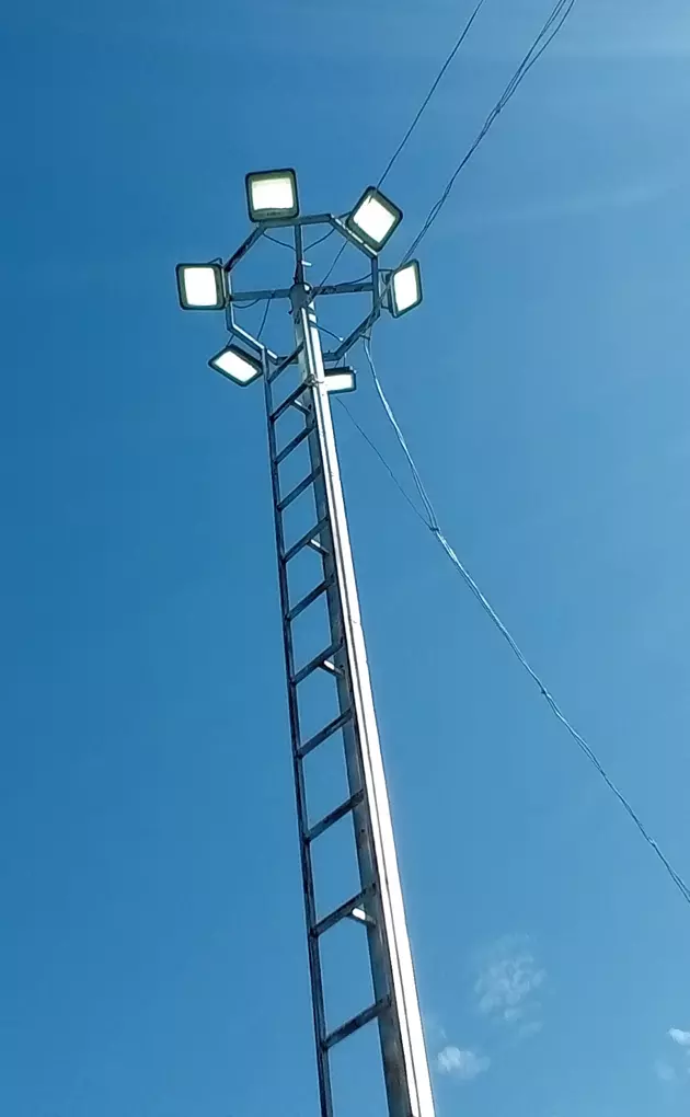 பகலில் எரியும் உயர்கோபுர மின்விளக்குகள்