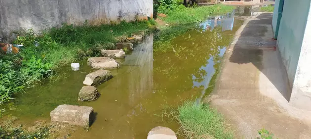 கால்வாயை தூர்வார வேண்டும்