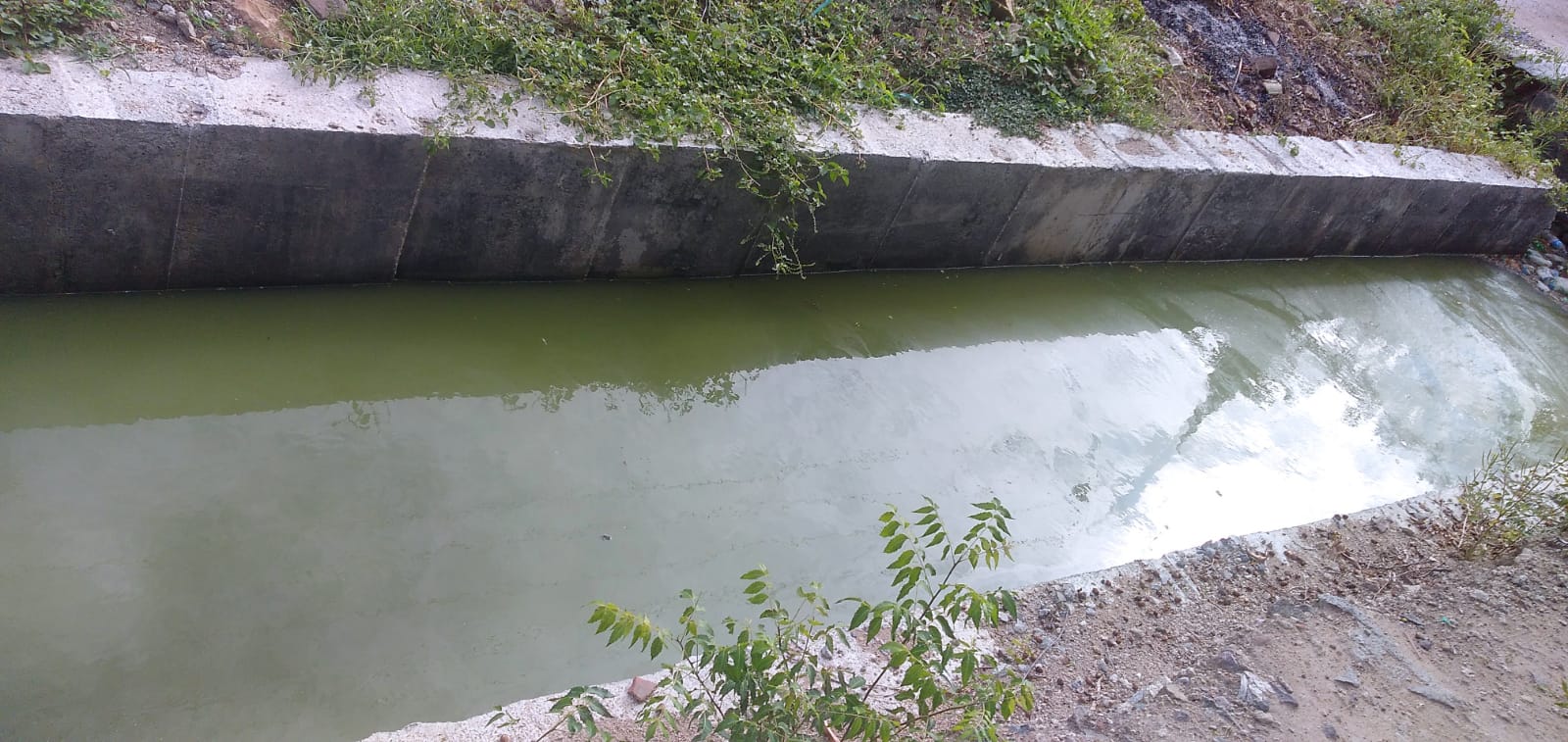 பாதியில் நிற்கும் வடிகால் வாய்க்கால் பணி