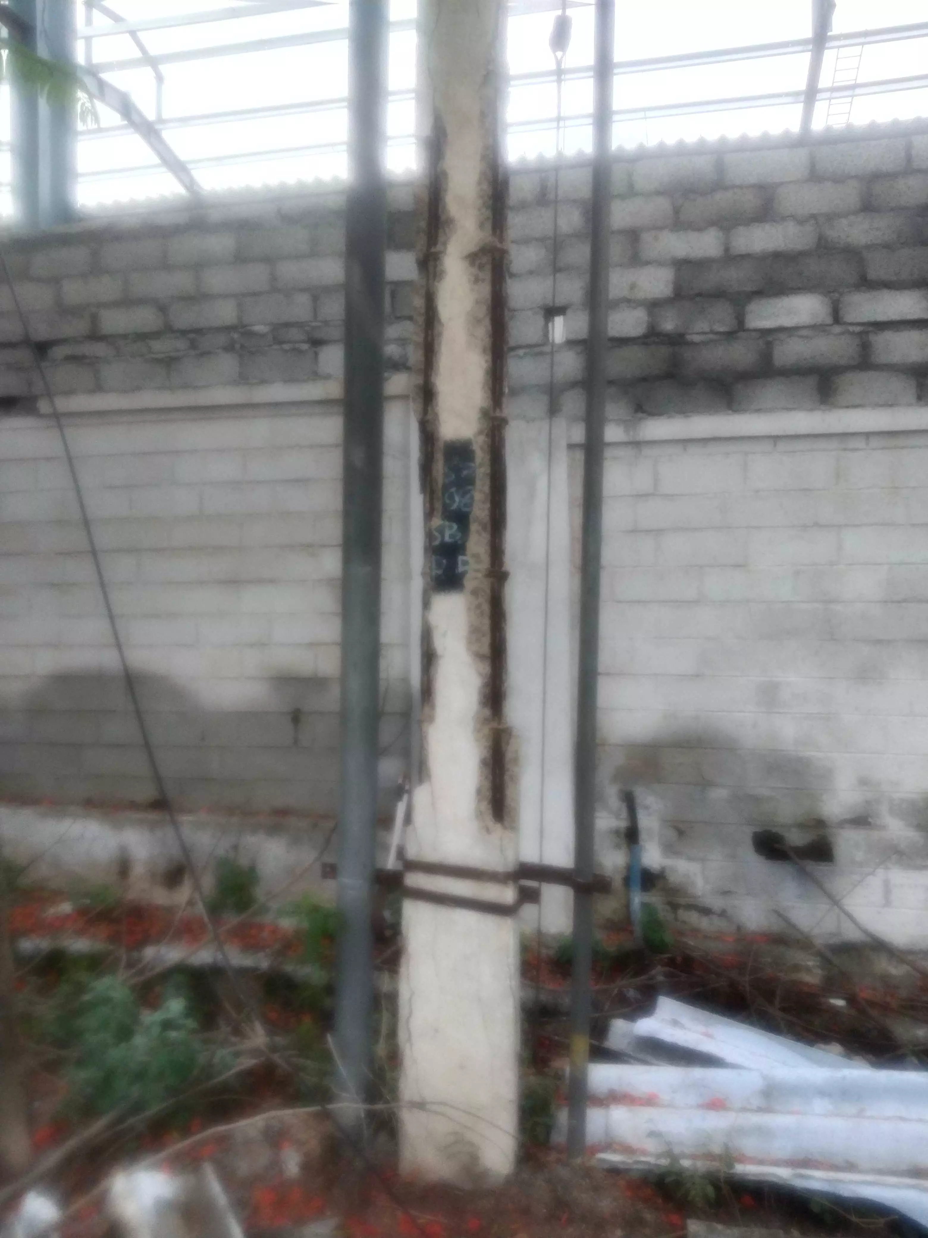 பழுதடைந்த மின்கம்பங்கள் பழுதடைந்த மின்கம்பங்கள்