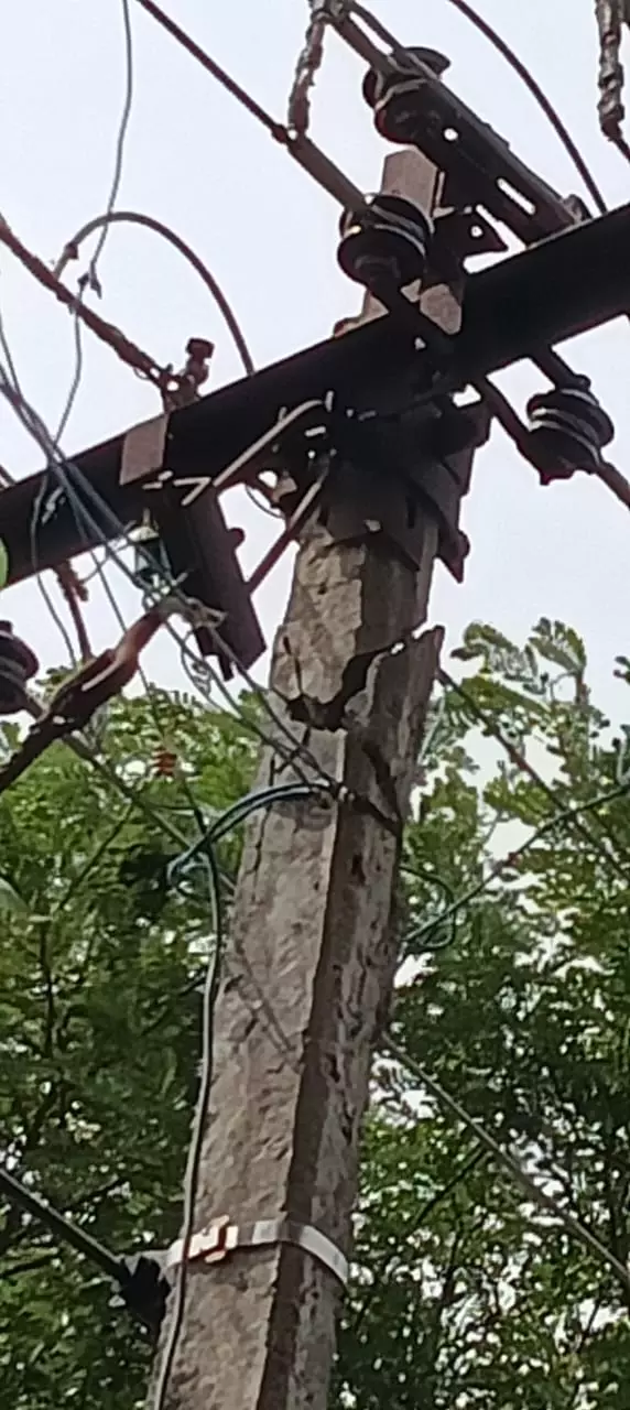 சேதமடைந்த மின்கம்பம்