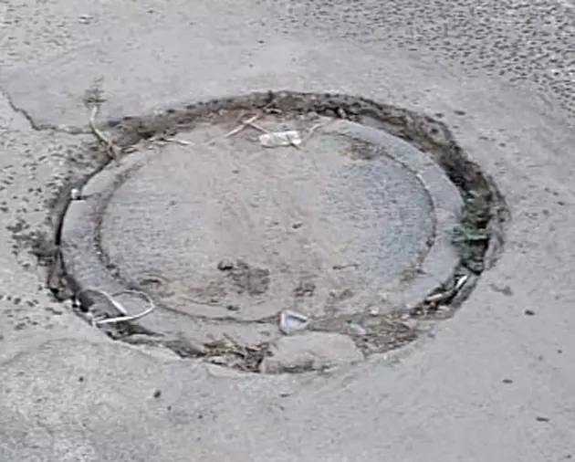 மேன்ஹோல் பள்ளம் சீரமைக்கப்படுமா?