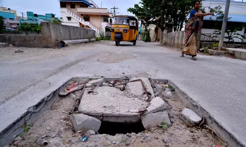 சாலையின் நடுவே உடைந்த மூடி