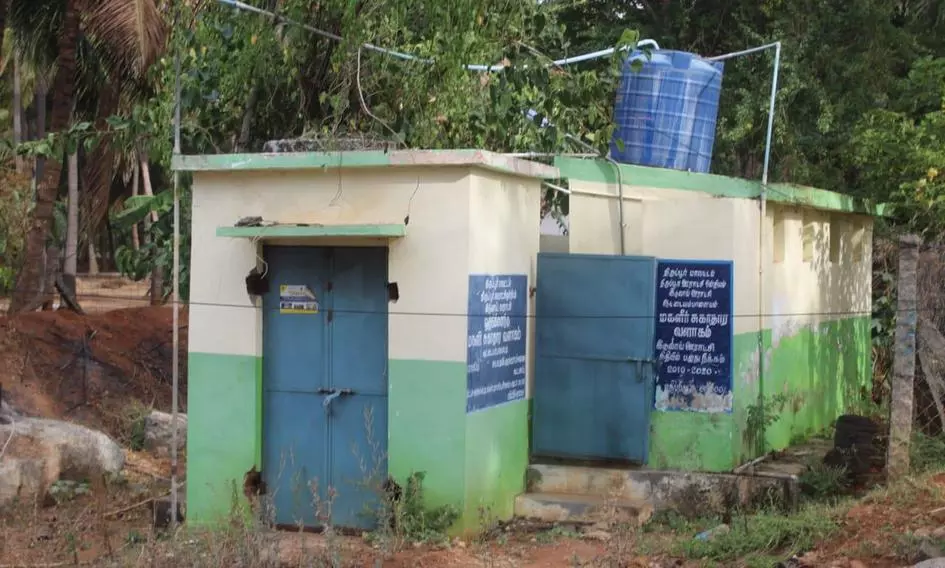 பூட்டிக்கிடக்கும் சுகாதார வளாகம்