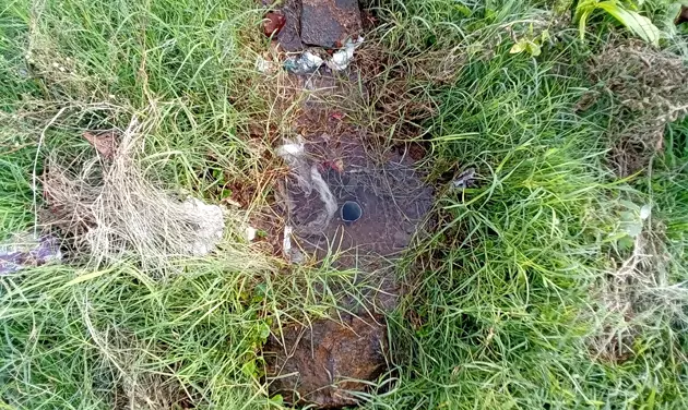 குழாய் உடைந்து வெளியேறும் தண்ணீர் குழாய் உடைந்து வெளியேறும் தண்ணீர்