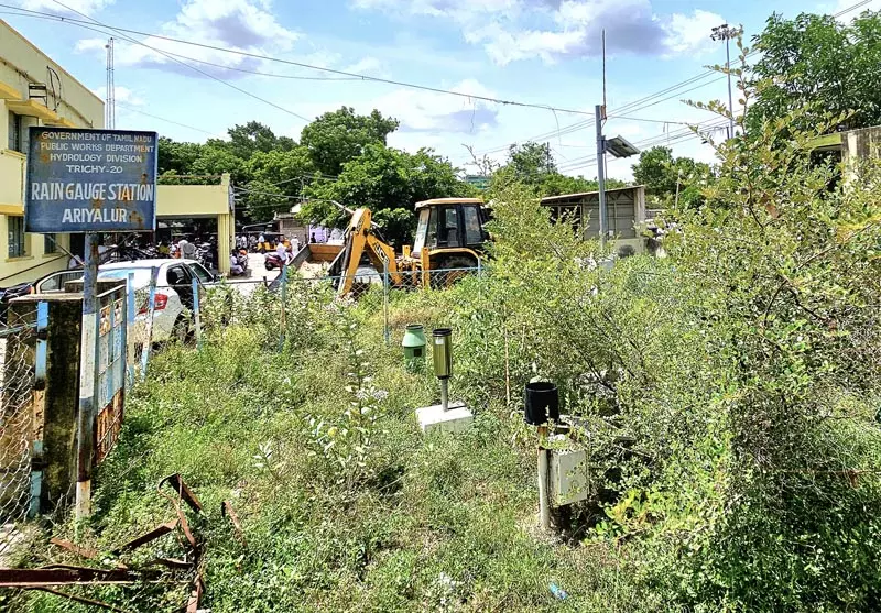 மழைமானி மேல் படரும் செடி-கொடிகள் மழைமானி மேல் படரும் செடி-கொடிகள்