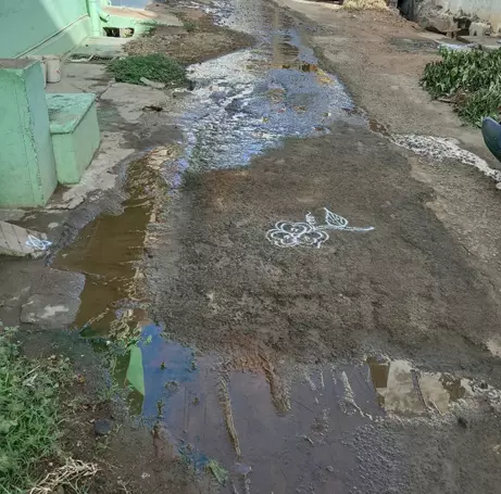 தெருவில் ஓடும் கழிவுநீர்