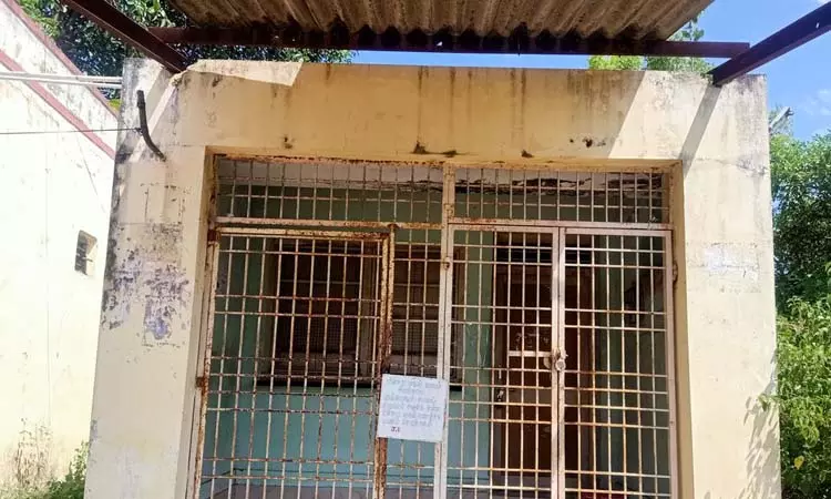 மூடிக்கிடக்கும் மின்கட்டண வசூல் மையம்