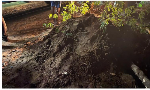 மண் குவியல்களால் விபத்து அபாயம்