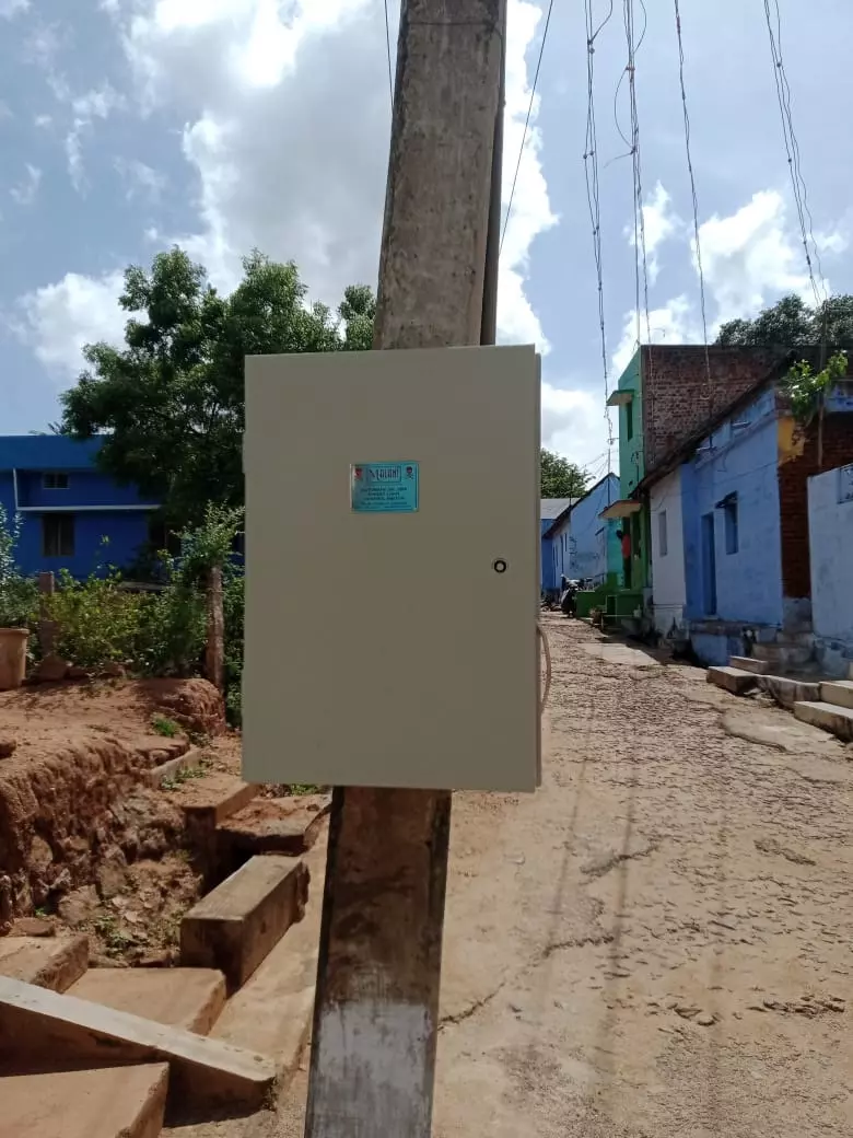 புகார் பெட்டி செய்தி எதிரொலி; மின்பெட்டிக்கு மூடி அமைப்பு