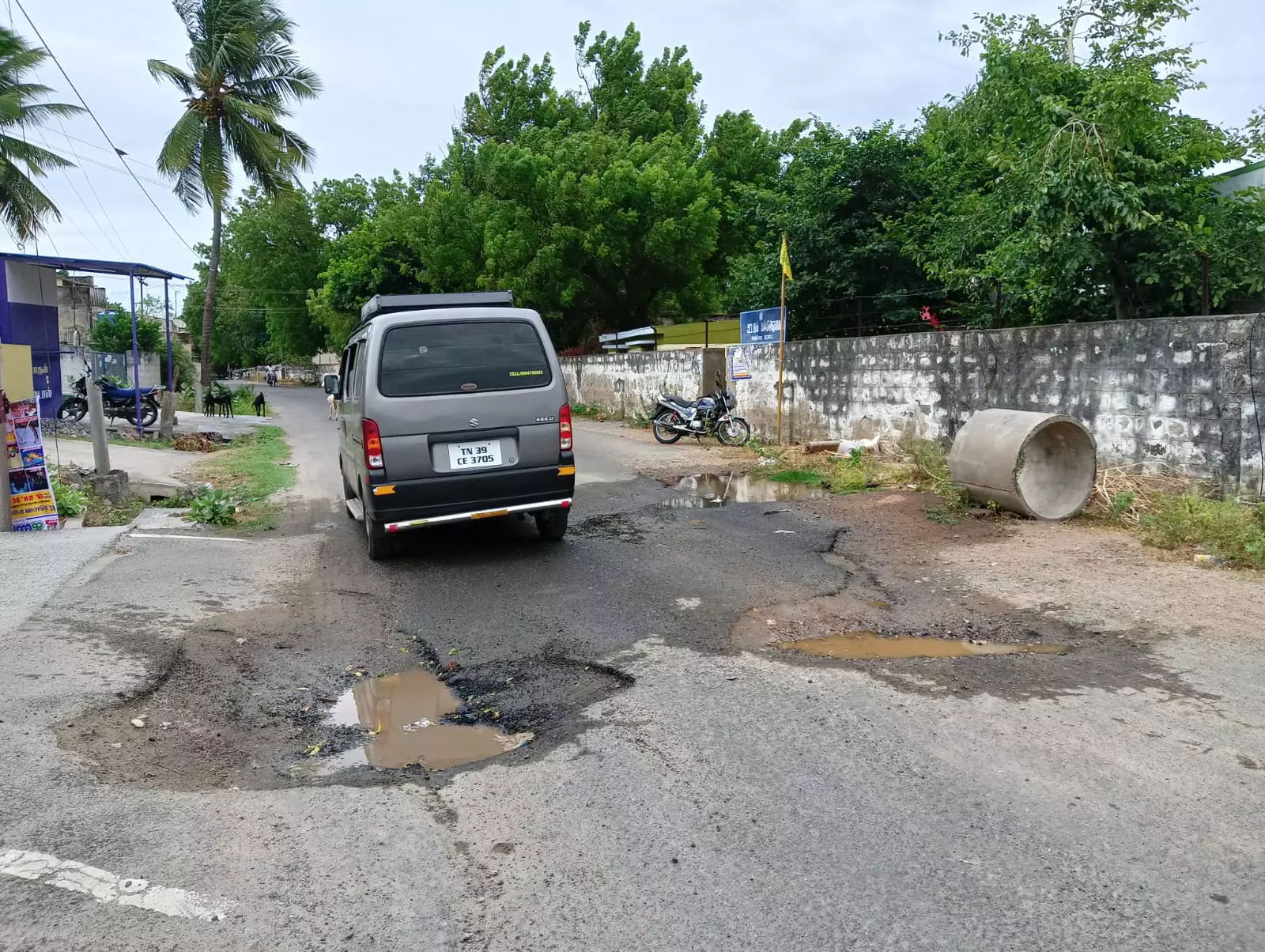 குடிநீர் குழாயில் உடைப்பு குடிநீர் குழாயில் உடைப்பு