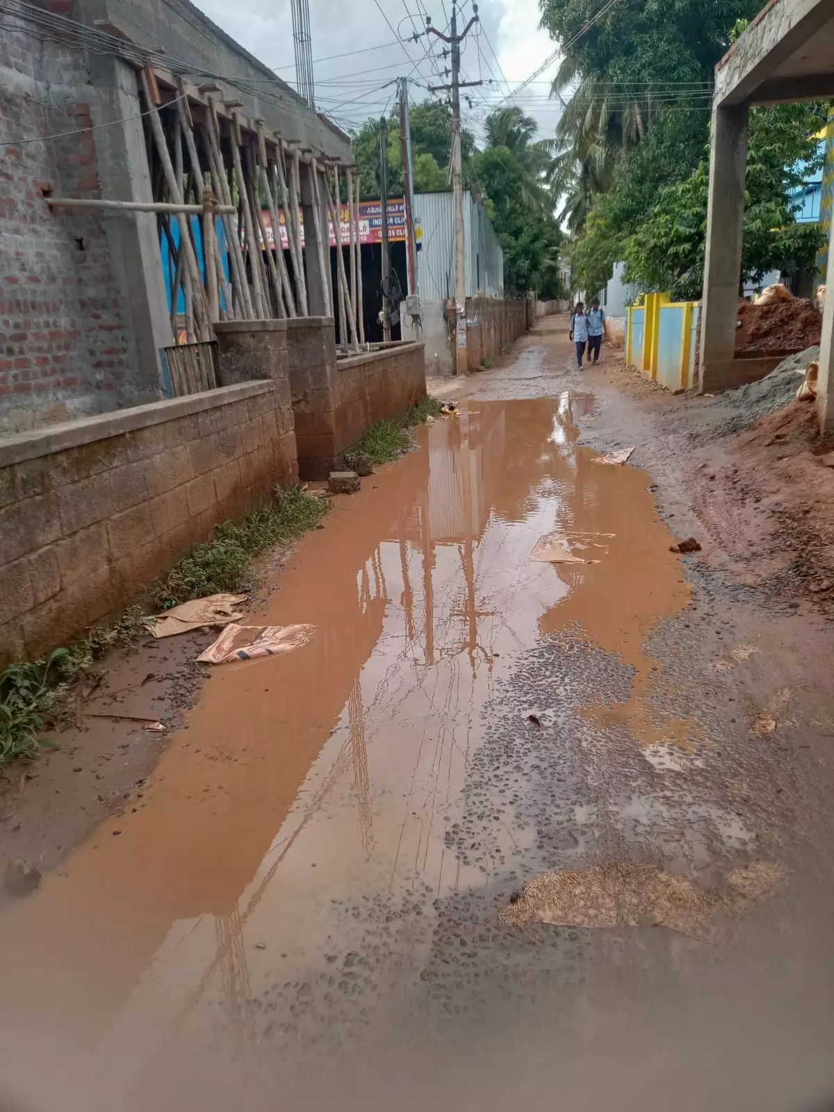 பாதசாரிகள் அவதி பாதசாரிகள் அவதி