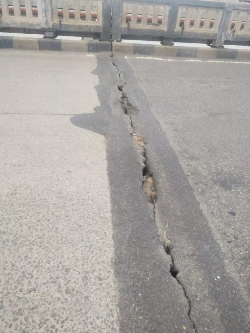 பாலத்தில் பள்ளம் பாலத்தில் பள்ளம்