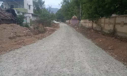 கிடப்பில் போடப்பட்டுள்ள சாலை பணிகள் கிடப்பில் போடப்பட்டுள்ள சாலை பணிகள்