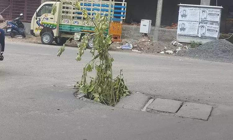 சாலை நடுவில் பள்ளம்