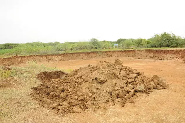 ஏரியில் மண் கடத்தல் ஏரியில் மண் கடத்தல்