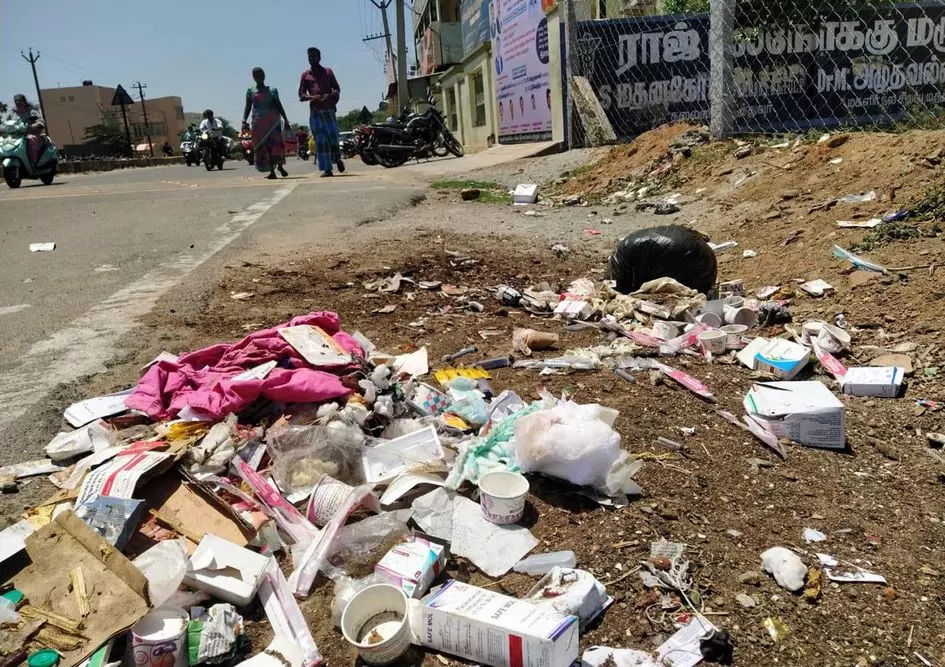 சாலையில் கொட்டப்படும் மருத்துவ கழிவுகள் சாலையில் கொட்டப்படும் மருத்துவ கழிவுகள்