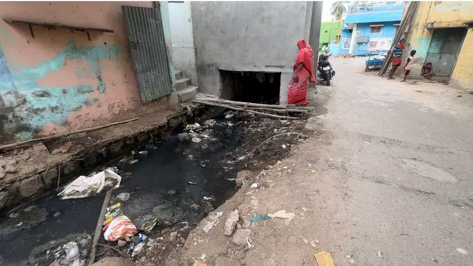 சாக்கடை கால்வாய் அமைக்க வேண்டும் சாக்கடை கால்வாய் அமைக்க வேண்டும்