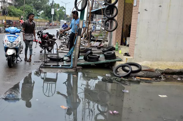 நிரம்பி வழியும் கழிவுநீர் கால்வாய்